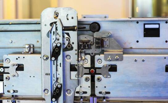 Zastosowanie anodowanych tabliczek w identyfikacji urządzeń – co warto wiedzieć?