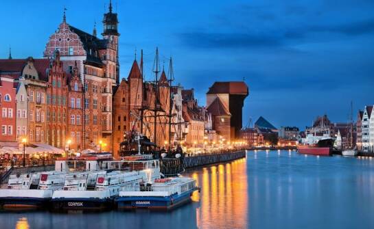 Hostel na łodzi – unikalny sposób na nocleg z widokiem na zamek