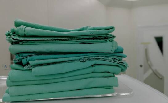 Prześcieradła z włókniny – jak mogą wpłynąć na redukcję operacyjnych kosztów?