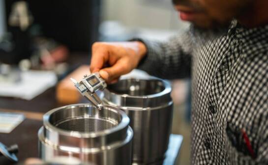 Jak stalowa folia wspiera proces osiowania maszyn?