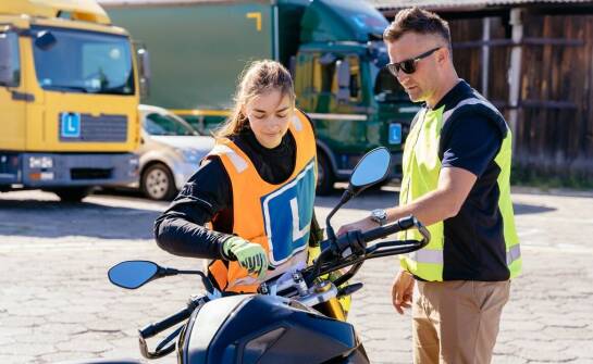 Jak skutecznie korzystać z materiałów online podczas przygotowań do egzaminu na kategorię C?