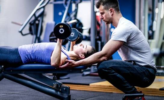Znaczenie odpowiedniej techniki w treningu siłowym dla uniknięcia kontuzji.