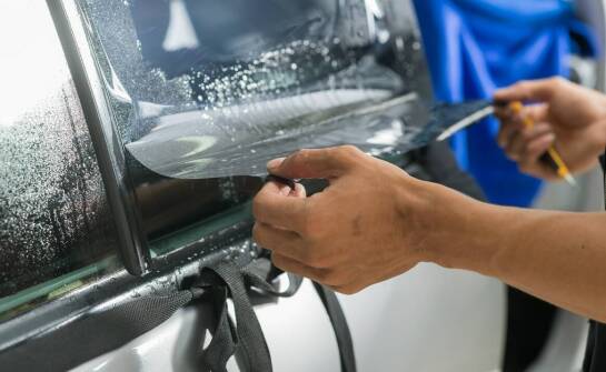 Zastosowanie samoprzylepnych folii w nowoczesnej reklamie wizualnej