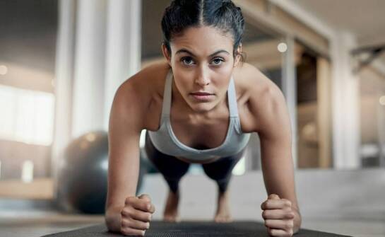 Jak unikać błędów podczas wykonywania ćwiczeń na abs w klubie fitness?