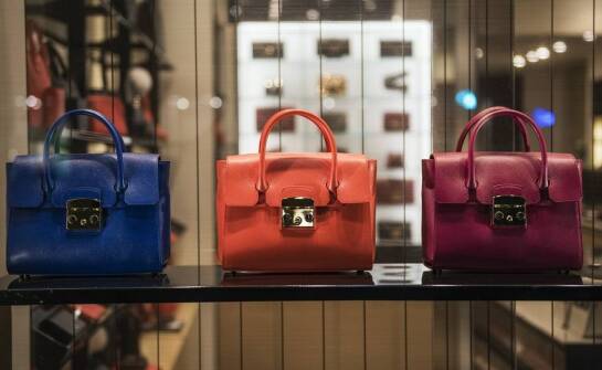 Jak elegancki wygląd zestawu trzech kosmetyczek wpływa na ich popularność?