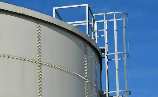 Jakie znaczenie ma wysokość dennicy przy projektowaniu zbiorników?