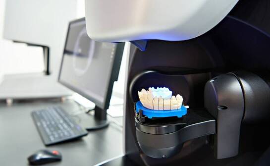 Jakie są korzyści z zaawansowanych technologii w pracowni stomatologicznej protetyki?