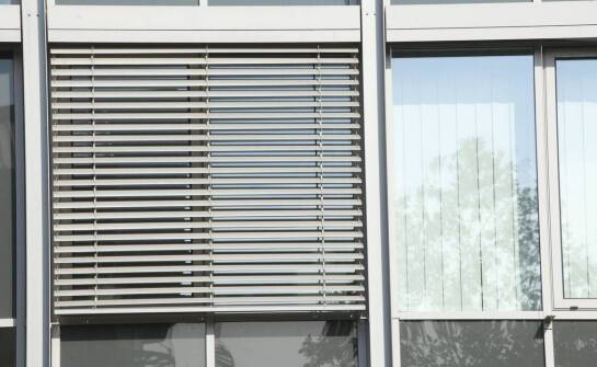 Nowoczesne fasadowe żaluzje – funkcjonalność i design w jednym