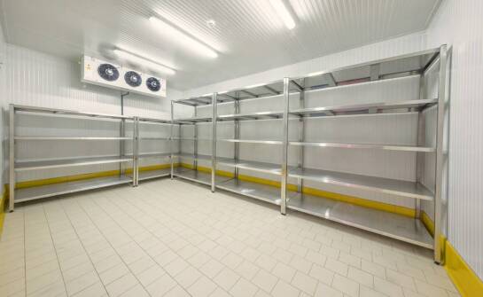 Jak chłodnicze komory na wymiar wspierają przechowywanie farmaceutyczne