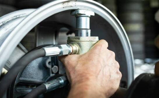 Jak właściwe uszczelnienie wpływa na wydajność hydraulicznych pras?