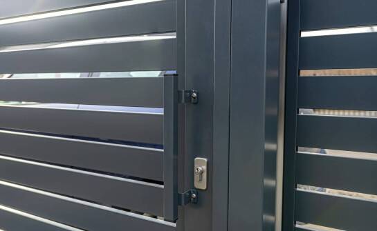 Jakie funkcje pełnią ogrodzeniowe akcesoria w nowoczesnym systemie?