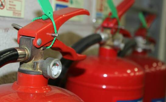 Rola apteczek i gaśnic w systemach bezpieczeństwa w pracy