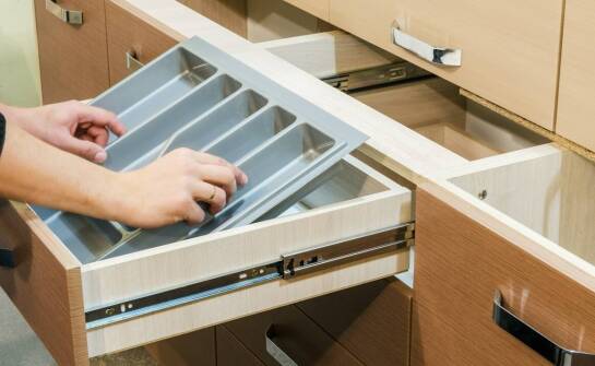 Jak zwiększyć funkcjonalność mebli dzięki odpowiednim organizerom?