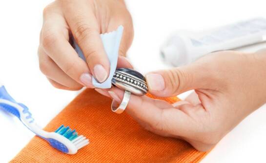 Sposoby na ochronę srebrnej biżuterii przed działaniem chemikaliów.