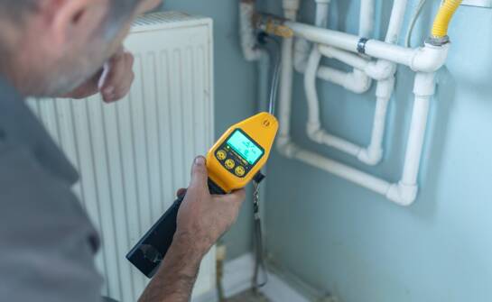 Jak profesjonalne firmy eliminują skutki wilgoci w budynkach?