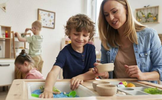 Jak nasze zajęcia wspierają rozwój sensoryczny u dzieci 3-letnich?