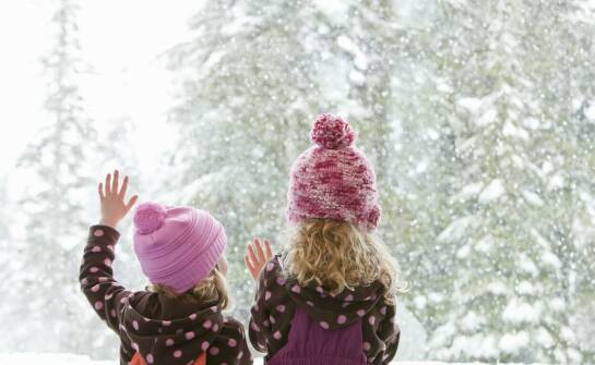 Modne zestawienia dla dzieci z czapką z pomponem na zimowe dni