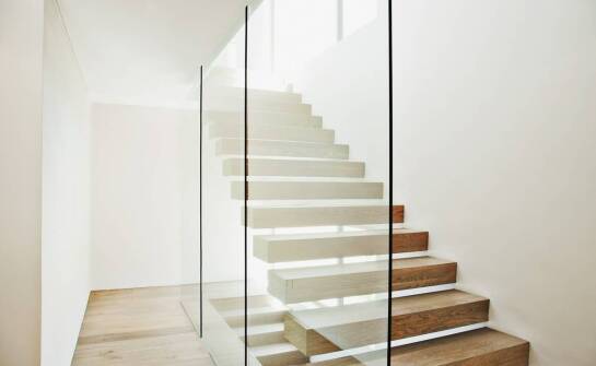 Wpływ szklanych balustrad na nowoczesny design wnętrza