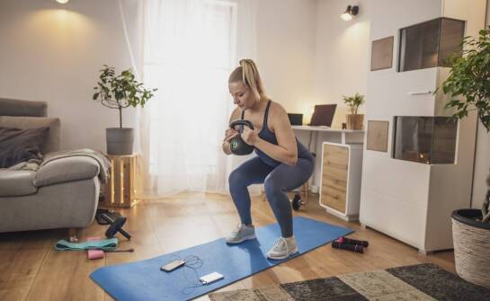 Jakie wyzwania stoją przed osobami ćwiczącymi w domu z karnetem na siłownię?