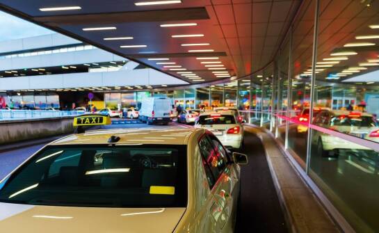 Bezstresowe podróże z naszymi busami na lotnisko – jak to robimy?