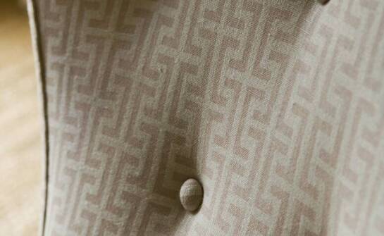 Jak tkanina Riviera 95 może odmienić wygląd tapicerowanych klasycznych paneli?