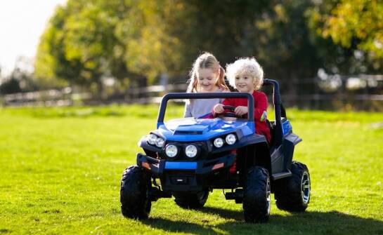 Jakie dodatki można zastosować w buggy 4x4 dla dzieci, aby urozmaicić zabawę?