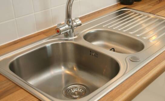 Jakie parametry powinien mieć idealny zlew do szafki o szerokości 80 cm?