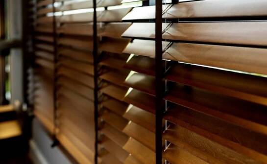 Różnorodność materiałów w produkcji drewnianych żaluzji