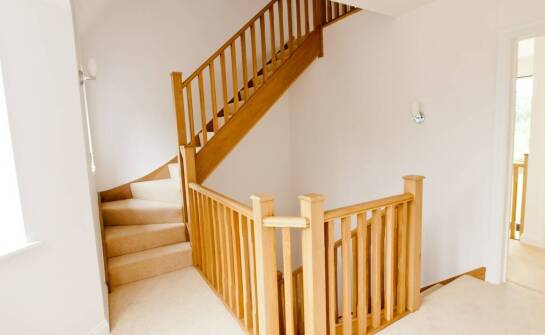 Dlaczego drewniane balustrady są idealne dla domów rodzinnych?