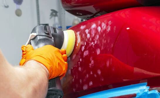 Jak środek do mycia motocykla wpływa na trwałość lakieru?