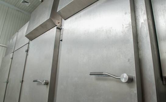 Zalety i zastosowania drzwi przemysłowych ze stali nierdzewnej