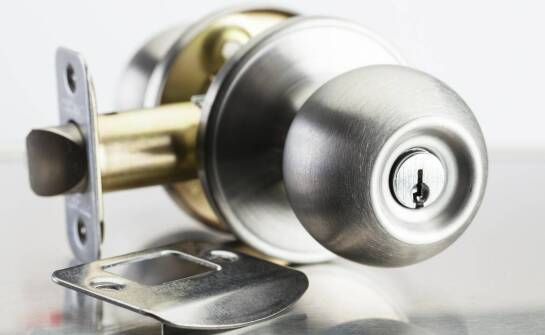 Jak nakładany zamek wpływa na estetykę nowoczesnych szafek?