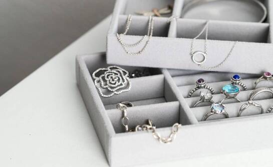 Torebka do biżuterii – praktyczny gadżet do przechowywania ozdób