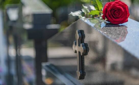 Dlaczego warto wybrać zdjęcie w szkle na pomnik z 100-letnią gwarancją?