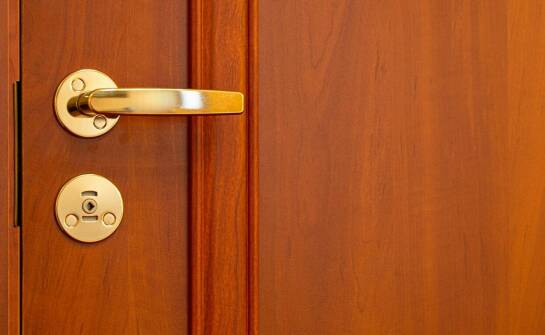 Estetyczne i funkcjonalne aspekty wyboru rygla do drewnianego okna