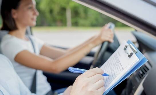 W jaki sposób testowe pytania na prawo jazdy są dostosowane do aktualnych przepisów?