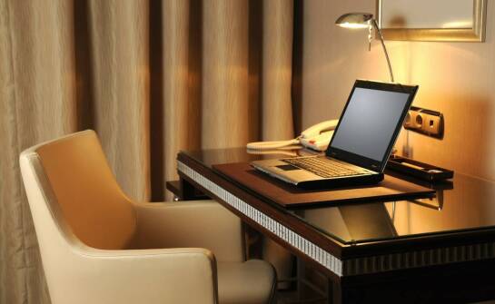 Wygodne biurka do pracy w pokojach w Wilda Hotel: Idealne dla zawodowo podróżujących