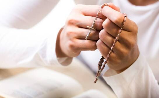 Zastosowanie perłowego różańca w praktykach modlitewnych – co warto wiedzieć?