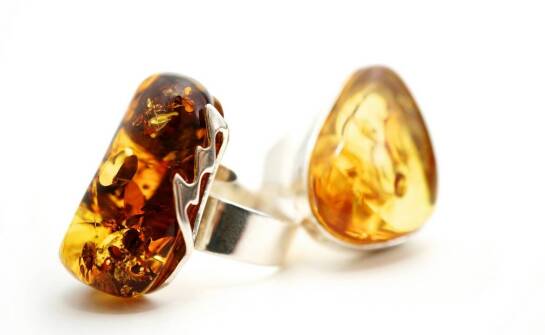 Srebro 925 i bursztyn – co czyni te wyjątkowe pierścionki?