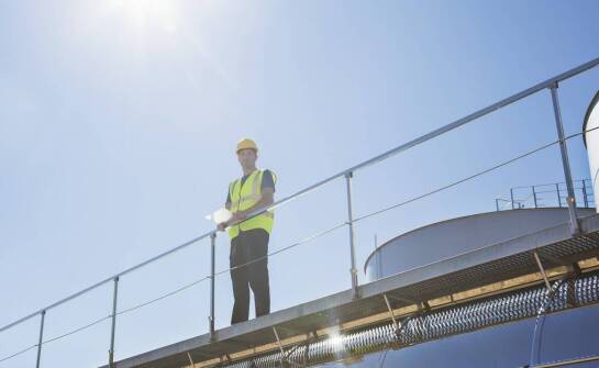 Aluminiowe podesty robocze a przepisy prawne dotyczące pracy na wysokości