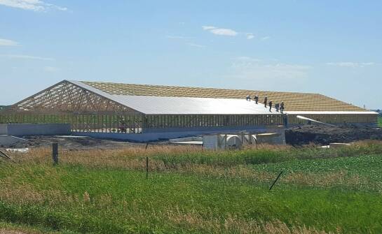 Jakie są koszty związane z projektowaniem i budową wiaty dla maszyn rolniczych?