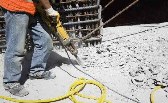 Nożyce do koparki w praktyce – przykłady zastosowań na placu budowy