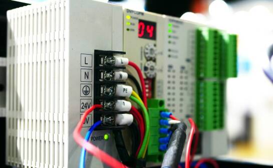 Wykorzystanie regulatorów napięcia 24V w sieciach energetycznych inteligentnych