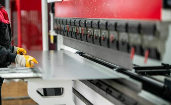 Jak wybrać odpowiednią giętarkę do specyficznych potrzeb produkcji?