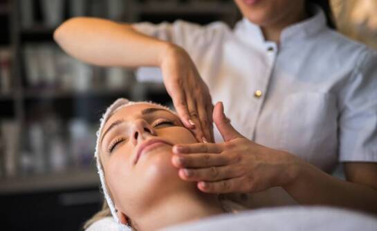 Korzyści masażu Kobido dla poprawy symetrii twarzy rysów