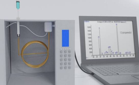 Jakie korzyści niesie użycie ciężkiej wody d2o w chromatografii gazowej?