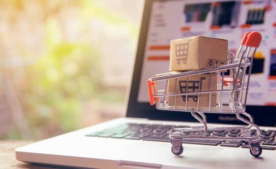 Jak darmowa dostawa wpływa na decyzje zakupowe klientów w sklepie internetowym?