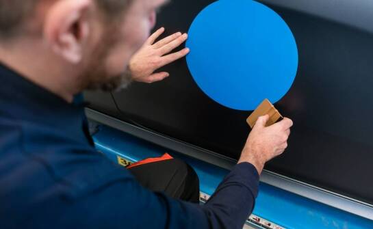 Rozmiar czcionki na reklamowych naklejkach – co warto wiedzieć?