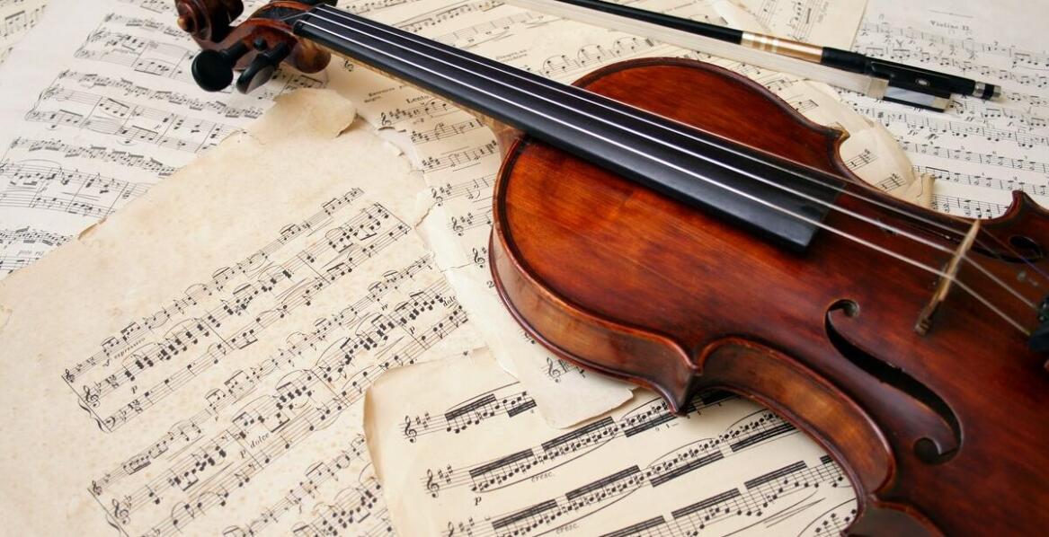 Tradycje muzyczne pogrzebowe – dlaczego skrzypce są tak popularne?