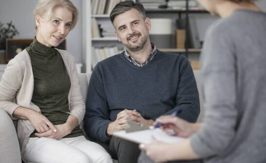 W jaki sposób psychoterapia może pomóc w radzeniu sobie z traumą z dzieciństwa?